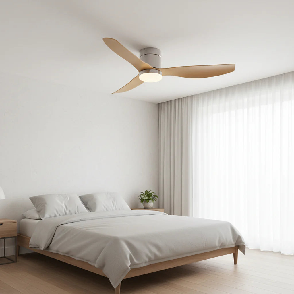 Arcturus — Ventilateur LED intégrée argent et bois clair