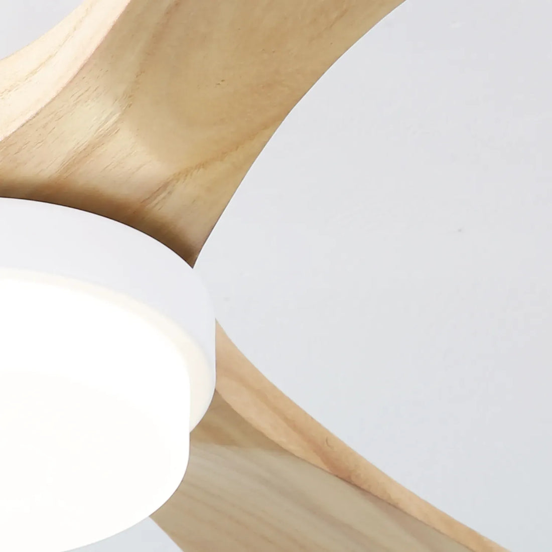 Ventilateur de plafond 52″ Aura - Pales bois & LED intégrée